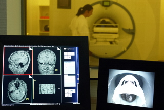 AMagnetresonanz-Tomografie